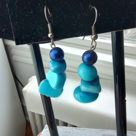 Shell & Acrylic Stretch Bracelet AND Dyed Stone & Bead Wire Earrings - Picture 3 of 4